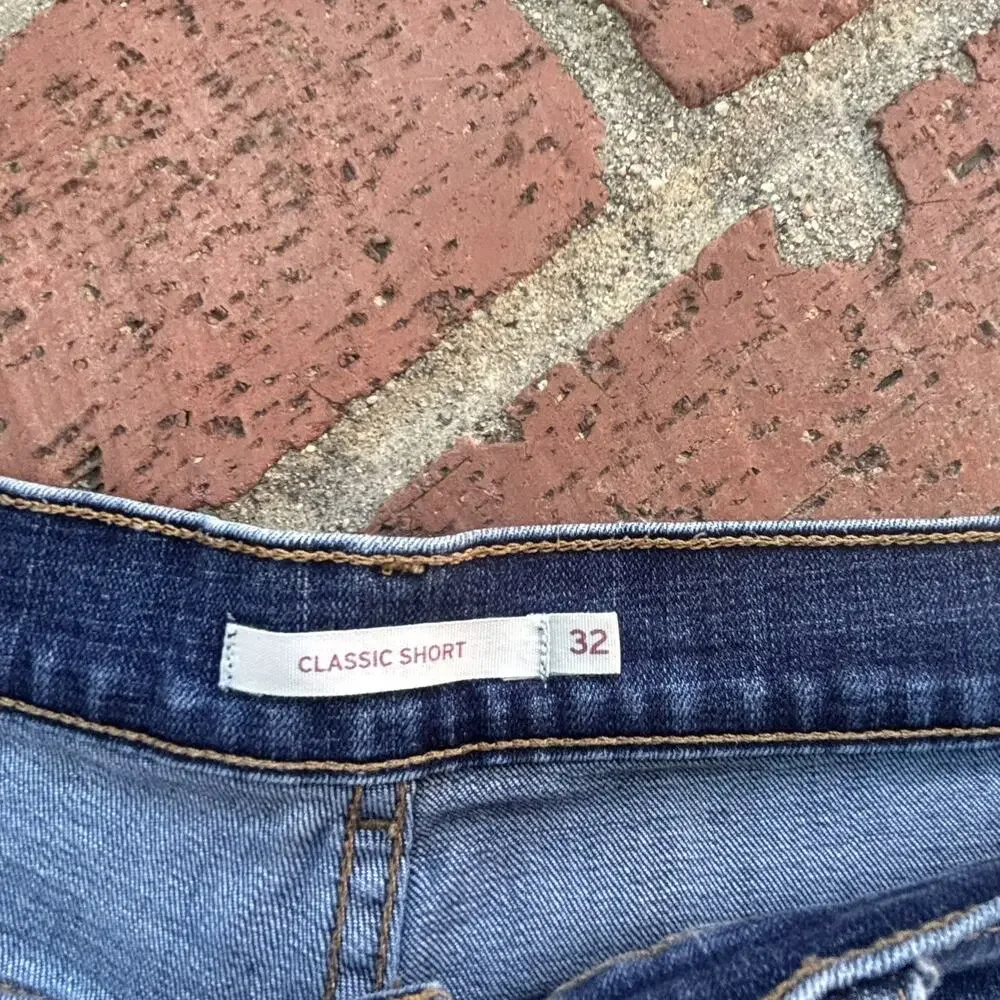 Levi's Classic Jeans Shorts Women’s Blue Denim Shorts Long Zipper Medium Wash 32